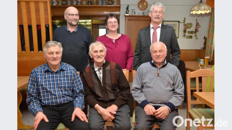 Die Landwirte Karl Woppmann aus Lerau, Konrad Gmeiner aus Oberbernrieth und Herbert Bäumler aus Obertresenfeld (vorne, von links nach rechts) haben große Verdienste um die Erzeugergenossenschaft &quot;Qualitätskartoffel Waldau&quot; erworben und wurden bereits vor Jahren von Vorsitzendem Roman Rupprecht (hinten, rechts) zu Ehrenmitgliedern ernannt. Am Jubiläum erhielten sie von Rupprecht, Geschäftsführerin Elke Kick und Aufsichtsratsvorsitzendem Norbert Gmeiner aus Woppenrieth bei Waldthurn (hinten. links) Präsente. Bild: dob