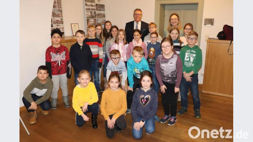 Bürgermeister Franz Stahl (hinten Mitte) mit Klassenleiterin Lena Frank (hinten rechts) und der 4a im Foyer des Rathauses. Bild: M. Streich, Stadt Tirschenreuth/exb