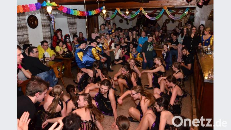 Die Zuschauer verfolgen die exzellente Show der Pleysteiner Prinzengarde beim Feuerwehrball. Bild: fjo
