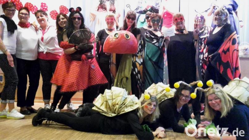 Allerlei Getier belagert die Tanzfläche beim Pressather Weiberfasching. Da fällt es der Jury nicht leicht, eine Wertung vorzunehmen. Platz drei geht schließlich an die &quot;Mäuse&quot;, denen die &quot;Schnecken&quot; als Zweite folgen. Sieger wird die originell kostümierte Raupe, aus der dann die Schmetterlinge schlüpfen. Bild: mng