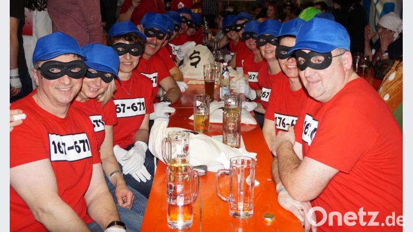 Jede Menge bunter Kostüme und fantasievolle Verkleidungen gab es beim Sportlerball zu sehen. Den ersten Platz bei der Maskenprämierung erreichten diese „Panzerknacker“. Bild: weu