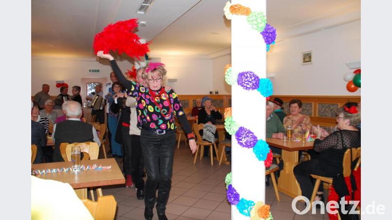 Mit der Zoiglmusik ging’s in der Polonaise durch den Raum. Bild: enz