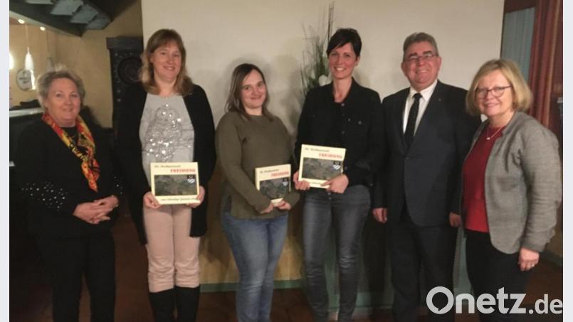 Bürgermeister Norbert Bücherl dankt den ehrenamtlich tätigen Elternbeiräten der Grundschule und des Kindergartens sowie stellvertretend deren Leitungspersonen für die harmonische Zusammenarbeit und verabschiedet die ausgeschiedenen Elternvertreterinnen (von links): Rektorin Ulrike Frank, Martina Popp, Regina Wallace, Anja Pröm, Bürgermeister Norbert Bücherl und stellvertretende Schulleiterin Helga Prechtl. Bild: nbu