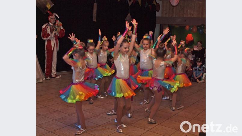 Die zwölf Mädchen der Bambinigarde zeigten unter dem Motto „Regenbogen“ ihren Showtanz. Bild: sön