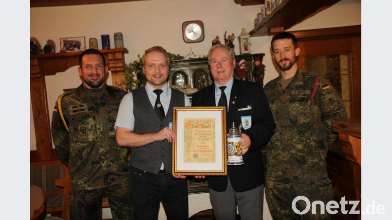 Die Ernennung zum Ehrenvorsitzenden der Krieger- und Soldatenkameradschaft Oberviechtach erhielt Josef Hauer (Zweiter von rechts) durch Vorsitzenden Christian Schießl (Zweiter von links) überreicht. Als Vertreter der Patenkompanie gratulierten Hauptmann Patrick Lay (rechts) und Oberstabsfeldwebel Lars Pilar. Bild: frd