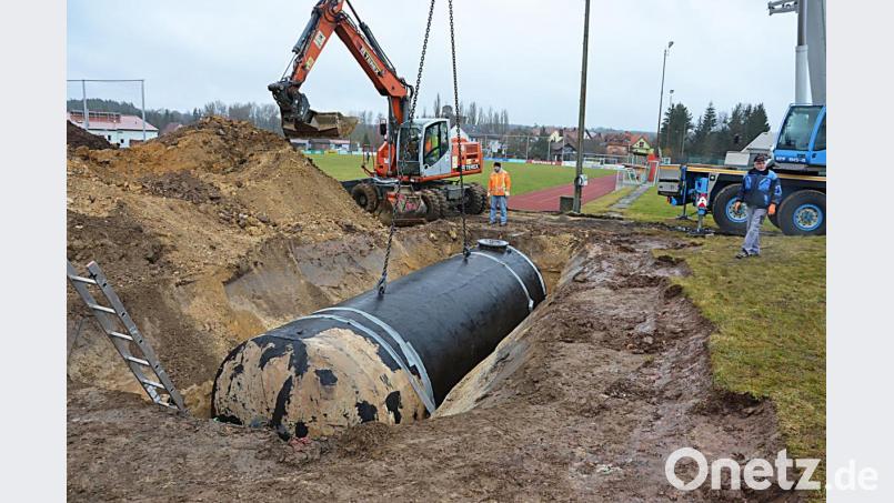 Um den Hitzeperioden und den ausbleibenden Regen entgegenzuwirken und dennoch einen satten grünen Rasen zu haben, leistet sich der Sportclub eine moderne Beregnungsanlage. Bild: ü