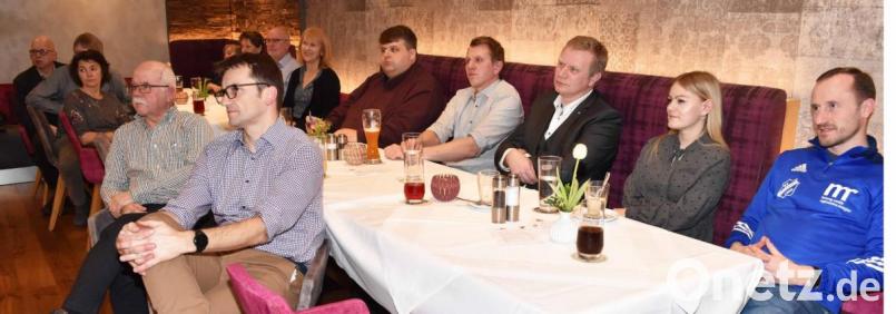 Interessiert lauschen die Zuhörer den Ausführungen von Erich Übler. Bild: no