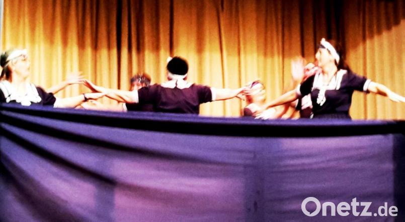 Beim &quot;Wasserballett&quot; haben Christine Pfeiffer, Cilla Helm, Rita Lukas, Claudia Melchner, Rosa Deglmann, Tanja Maurer und Alica Deglmann die Lacher auf ihrer Seite. Mal zeigen sie Synchronschwimmen, mal zeigen hinter dem blauen Tuch nur die nackten Füße hervor, dann wiederum Kopf und Arme. Bild: mng