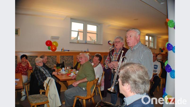 Zur Klängen der Falkenberger Zoiglmusik wurde kräftig mitgesungen. Bild: enz