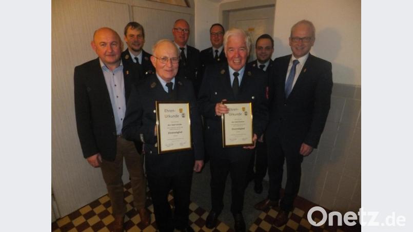 Den Ehrenmitgliedern Adolf Schuller und Gerd Eckstein (vorn, von links) gratulieren HKA-Vorsitzender Georg Götz, stellvertretender Kommandant Christian Graf, Kommandant Martin Weiß, Vorsitzender Franz-Josef Rauch, Kreisbrandmeister Michael Iberer und Bürgermeister Bernhard Lindner (hinten, von links). Bild: ibj