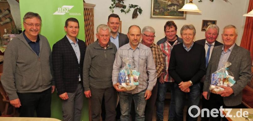 Die Deutsche Zoll- und Finanzgewerkschaft Ortsverein Weiden ehrt langjährige Mitglieder im Postkeller . Neuer Vorsitzender ist Martin Gallersdörfer (Zweiter von links). Bild: Dobmeier