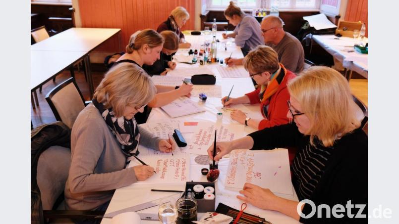 Die Kurse für kreatives Gestalten werden in der Volkshochschule Eschenbach gerne nachgefragt. Acht Hobbykünstlern bietet sich die Gelegenheit, im Kloster Speinshart unter Anleitung der anerkannten Schriftkünstlerin Andrea Wunderlich (vorne, rechts) die Schönschrift zu üben und Abstraktes aufs Bütten- oder Aquarellpapier zu zaubern. Bild: do