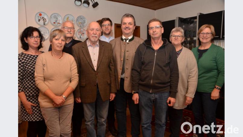 Vizelandrat und langjähriger stellvertretender Bürgermeister der Pfalzgrafenstadt, Horst Frötschl (Vierter von links), beging am Samstag seinen 85. Geburtstag. Bürgermeister Andreas Wutzlhofer (Vierter von rechts) gehörte genauso zu den Gratulanten wie Vereinsvertreter. Tochter Sabine (Zweite von links), Sohn Stefan (Dritter von rechts) und Schwiegertochter Christine (links) bewirteten die Gäste, bevor am Abend die kleine familiäre Feier folgte, zu der auch Tochter Birgit dazu stieß. Bild: dob