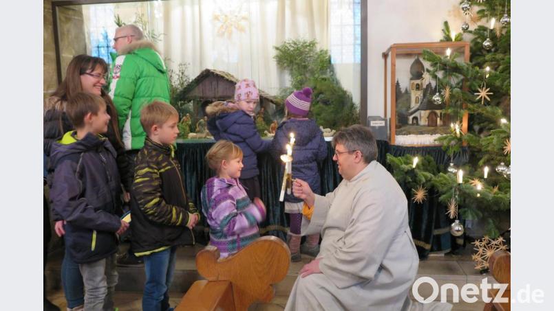 Nach den Gottesdiensten erteilte auch Gemeindereferent Jochen Gößl (rechts) vielen Gottesdienstbesuchern den Blasiussegen. Bild: jzk