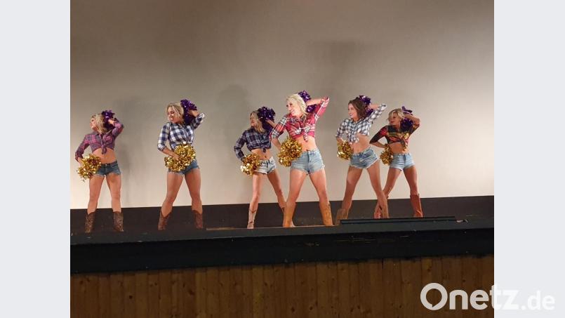 Die Cheerleader der Baltimore Ravens treten auf der Super-Bowl-Party der US-Army in Grafenwöhr auf. Bild: Würth, Wolfgang