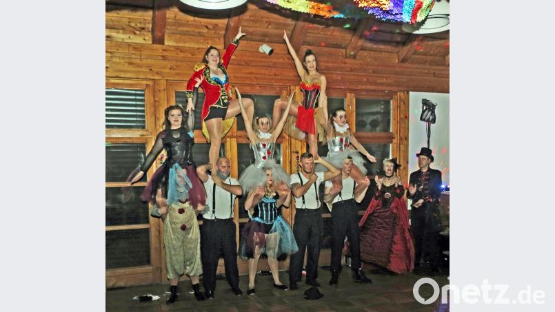 Akrobatische Teile waren beim Auftritt in die Freak-Show der Narrhalla integriert. Bild: Dobmeier