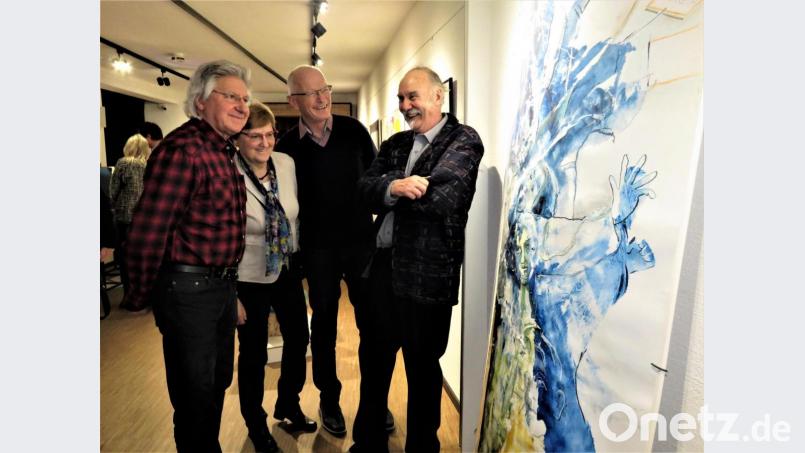 Künstler unter sich: Die Kollegen vom Kunsthaus wollten von Detlef Bertram (rechts) wissen, welche Techniken er anwendet und wie er arbeitet. Bild: ubb