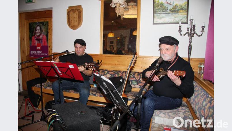 Musikalisch umrahmt wurde die Wahlversammlung von den „Roten Socken“ aus Waldsassen, Helmut Plommer und Bernd Engelhardt (von rechts). Bild: wro