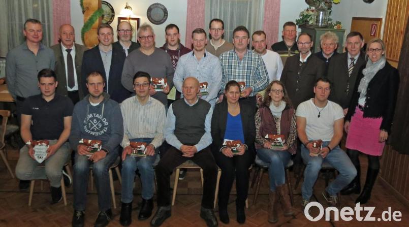 Die Kreisrinderzuchtgenossenschaft Neustadt/WN mit Vorsitzenden Martin Bäumler (links) übergibt die Ehrenpreise an die „Kuhprofis“, die erfolgreichen Landwirte in Zucht und in der Milchleistung. Bild: Dobmeier