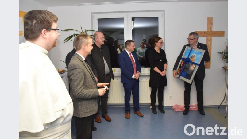 Vor der kirchlichen Segnung übergibt Pfarrer Christian Kalis das Bild von Don Bosco an Martina Troidl (von rechts). Bild: fz