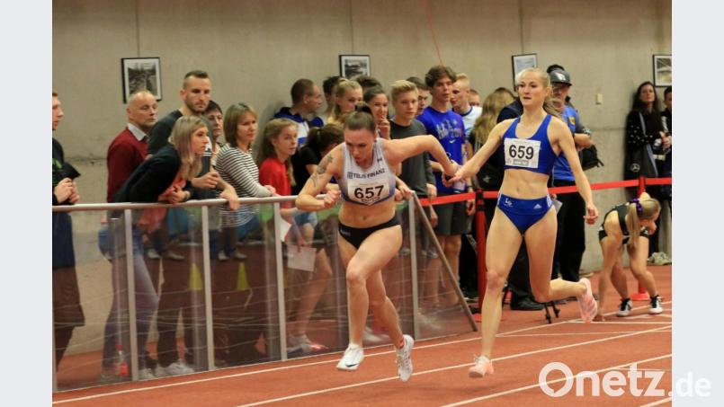 Die 4x200-Meter-Staffel mit Corinna Schwab (rechts), die auf Maike Schachtschneider übergibt. Bild: Kiefner