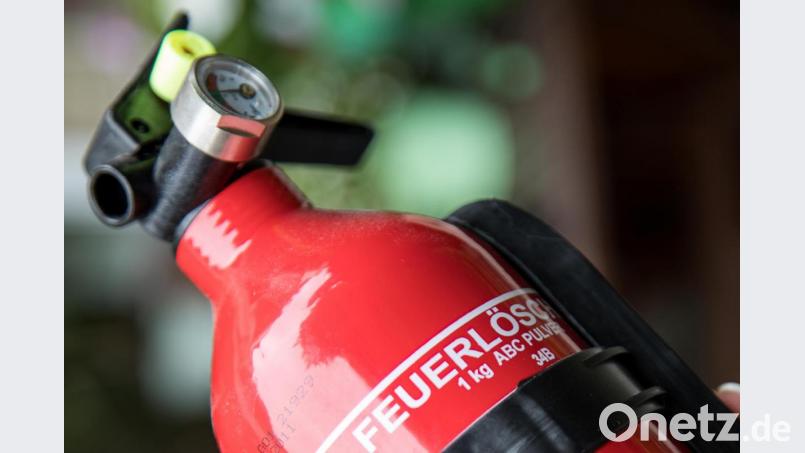 Der Feuerlöscher war im Parkhaus Naabwiesen angebracht, um im Notfall einen Brand löschen zu können. Die Polizei ermittelt nun wegen des Missbrauchs von Nothilfemitteln. Symbolbild: Christin Klose / dpa