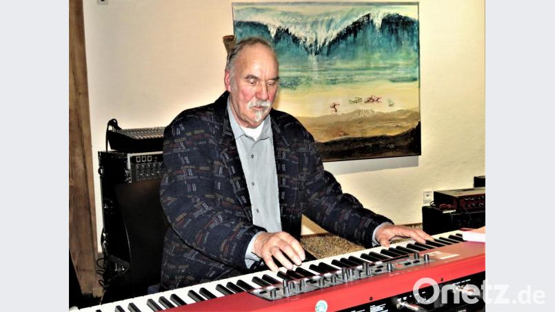 Nach dem offiziellenTeil setzte sich Detlef Bertram ans Klavier und outet sich auch als Musiker. Beeindruckt hat er aber mit seinem ungemein kreativen Werken auf Leinwand, mit Holz, als Installation oder aus Glas, von denen im gesamten Kunsthaus keines dem anderen gleicht. Bild: ubb