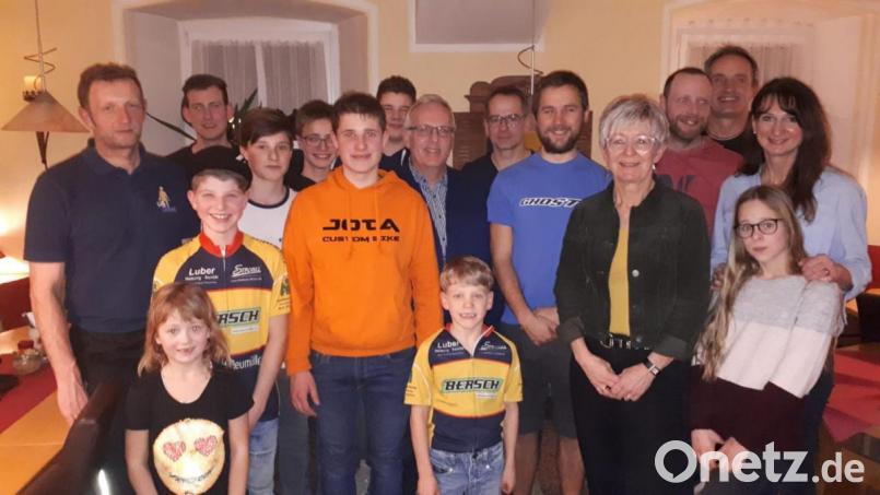 Neukirchens Bürgermeister Winfried Franz (Mitte) und Vorsitzende Christa Englhard (Fünfte von rechts) sind auf der Hauptversammlung stolz auf die vielen Aktivitäten und guten Ergebnisse der Sportler des RSC Neukirchen. Bild: lhc