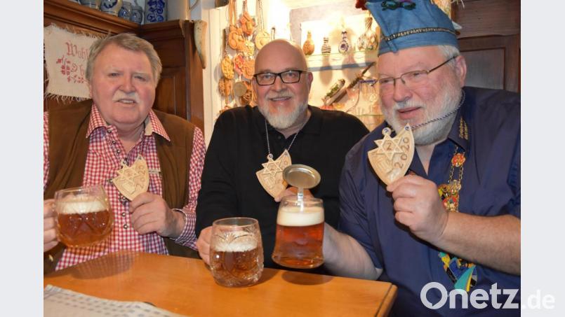 Schnitzer Alfons Kistenpfennig (von links), "Waldhauser"-Wirt Gerald Wickel und Zoiglprinz Bernhard I. Lang präsentieren den handgefertigten Zoiglorden 2020. Bild: ui
