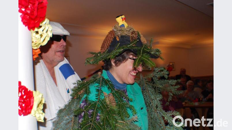 Beate Ott als &quot;Wald&quot; beim Waldbaden. Bild: enz