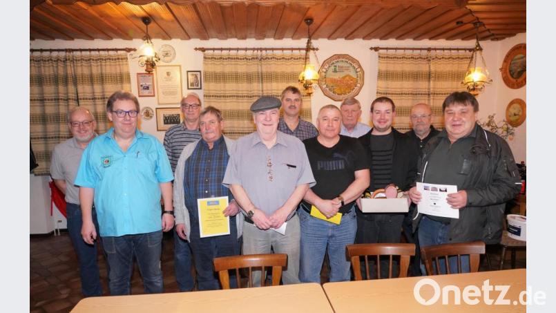 Der Gewinner des Waldthurner Siedlerpreisschafkopfs ist Udo Blume (Fünfter von rechts) aus Altenstadt/WN. Bild: fvo