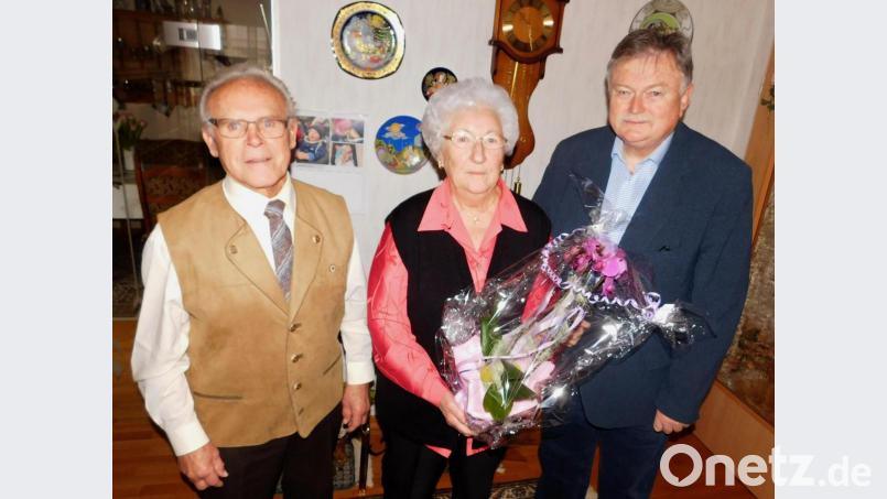 Bürgermeister Manfred Porsch (von rechts) gratulierte Renate Bär (mit Ehemann Adolf) zum runden Geburtstag. Bild: hai