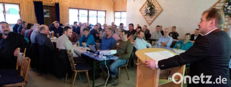 Die Lichtmessversammlung hat für die Waldbesitzervereinigung Floß und Umgebung Tradition. Vorsitzender Willi Meierhöfer (rechts) freut sich über den guten Besuch. Bild: le