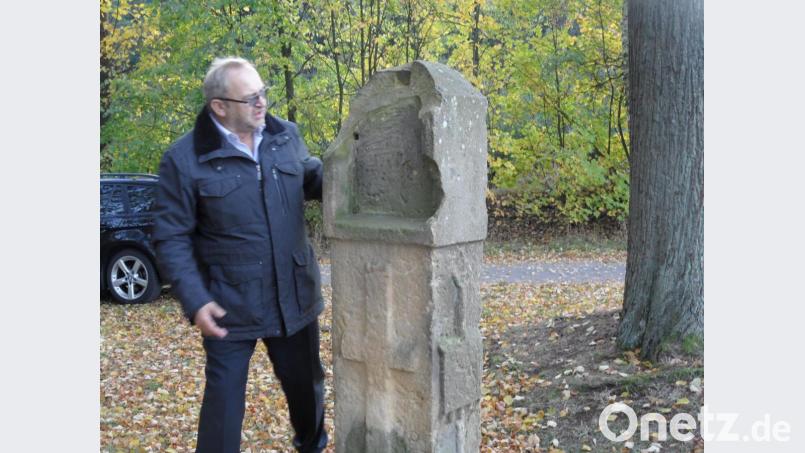 Bereits vor Jahrzehnten bemüht sich der damalige Ortspfarrer Andreas Schlagenhaufer um die Renovierung des Marterls an der sogenannten Dreifaltigkeit. Heute ist das Flurdenkmal nur noch ein Bild des Jammers. Bürgermeister Rudolf Götz ist frustriert, weil er beim Denkmalschutz mit seinen Nachfragen nicht weiterkommt. Bild: jml
