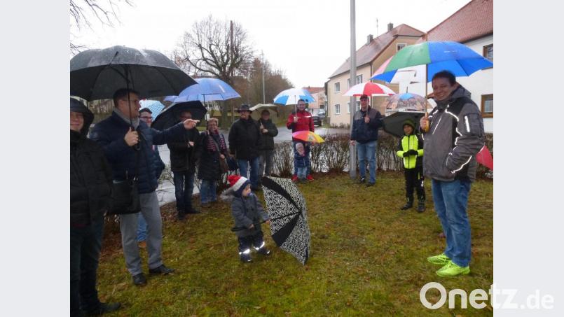 „Uns war es wichtig, neben dem Umfeld des Kriegerdenkmals auch die Sanierung der Straße „Am Graben“ im ersten Bauabschnitt zur Dorferneuerung unterzubringen“ betonte Rainer Vater(links) vor Ort. Bild: bk