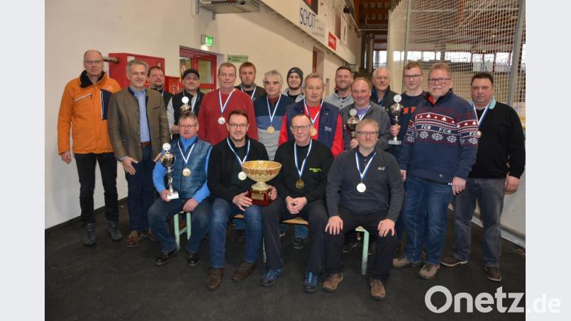 Zum 48. Mal fand am Samstag das traditionsreiche Schott-Eisstockturnier statt, zum 26. Mal in der Eissporthalle. Pokale gab es für die vier besten Teams, sitzend von links das Siegerquartett von der Werksfeuerwehr mit Hermann Eiglmeier, Reiner Artmann, Stefan Bauer und Andreas Dreßel. Den erfolgreichen Mannschaften gratulierten Wettbewerbsleiter Gerhard Greim (Zweiter von rechts) sowie (von links) Schott-Standortleiter Stefan Rosner und Bürgermeister Roland Grillmeier. Bild: jr