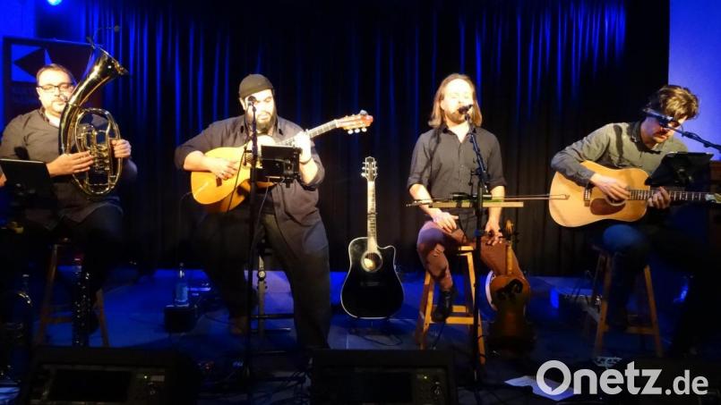 Martin Barth (links) bereichert die Wurzelwasser-Songs mit seinem Flügelhorn, während Mathias Kellner, Tobias Heindl und Martin Dietl (von links) singend in die Saiten greifen. Bild: hka