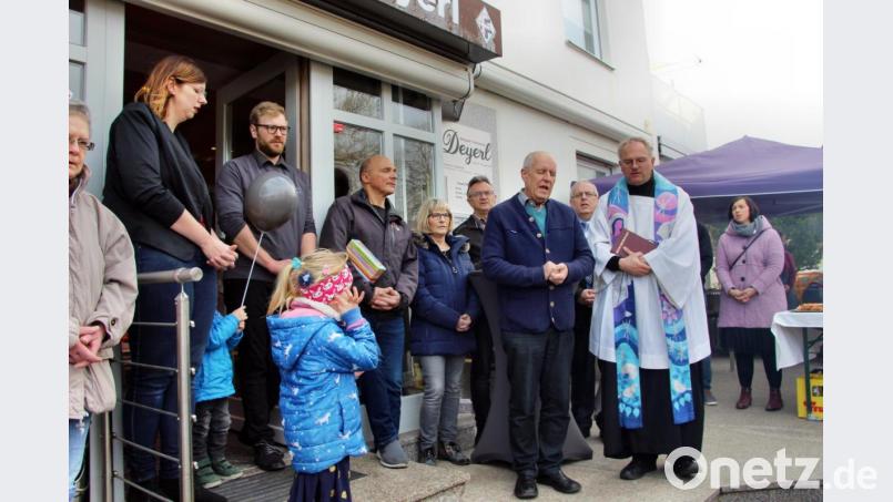 Pfarrer Roland Klein und Pfarrer Konrad Schornbaum erbaten Gottes Segen für die Fortsetzung des Betriebes. Gute Wünsche und Geschenke überreichten Bürgermeister Winfried Franz und sein Stellvertreter Wolfgang Rattai an Monika und Hans Deyerl ebenso wie an die neuen Inhaber Markus und Ann-Kathrin Förderreuther (von rechts). Bild: ds