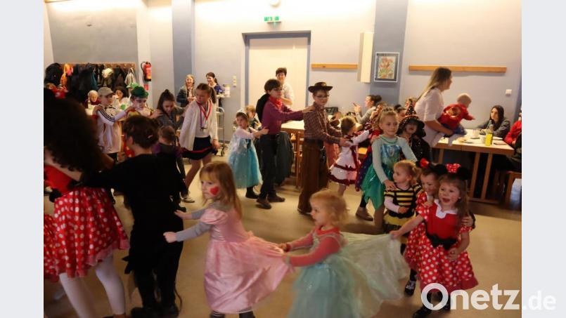 Bei der Polonaise ging es quer durch den Pfarrsaal beim Kinderfasching der DJK Windischeschenbach. Bild: wrm