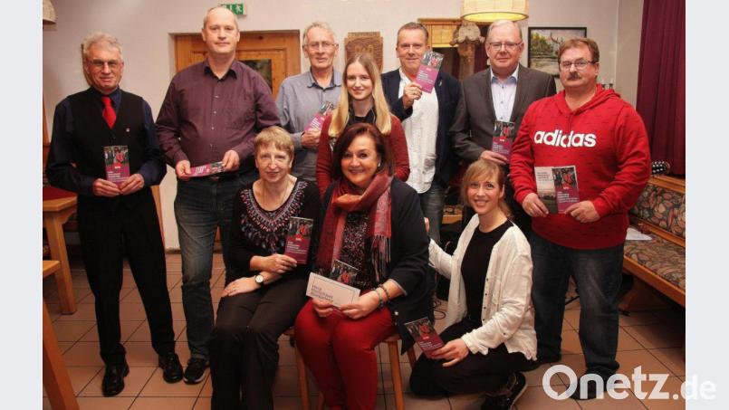 Im Gasthof „Weißenstein“ stellten sich die SPD-Kandidaten vor: (vorne von rechts) Maren Wölfl, Bürgermeisterkandidatin Nicole Fürst und Ramona Glowka; (stehend von rechts) Wolfgang Eiglmeier, Rainer Bleistein, Udo Fürst, Julia Bleistein, Ernst Tippmann, Landratskandidat Thomas Döhler und Edwin Ulrich. Philipp Gerg, Matthias Schnurrer und Melanie Rudhoff konnten an der Veranstaltung nicht teilnehmen. Bild: wro
