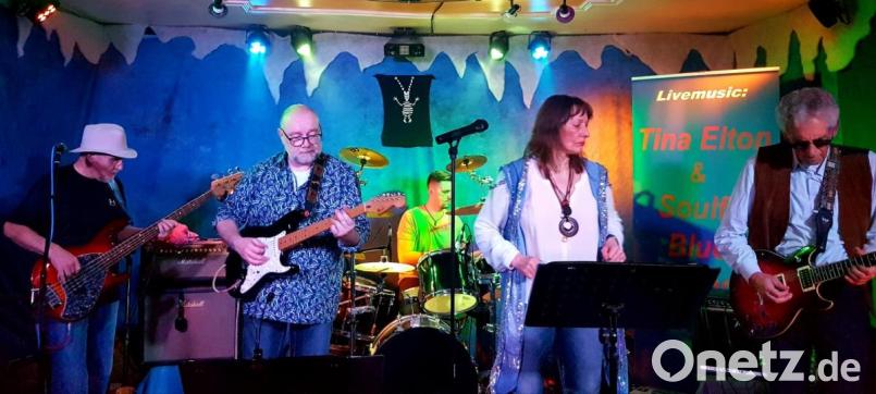 "Tina Elton & Soulful-Blues-Band" rocken die "Live Stage". Bild: Kunz
