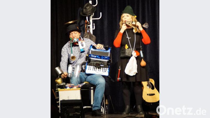 &quot;Herbert und Schnipsi&quot; strapazierten mit ihrem Humor die Lachmuskeln ihrer Fans, bewiesen in der Schwarzachtalhalle aber auch große Qualitäten als Musiker. Bild: weu