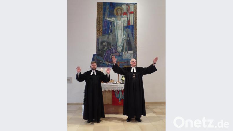 Mit einem allgemeinen Einweihungsgebet durch Ortspfarrer Hannes Kühn (links) und Regionalbischof Klaus Stiegler wurde die Wiedereinweihung der Christuskirche abgeschlossen. Bild: br