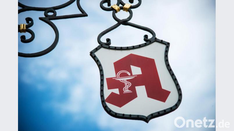 Ein Apothekenschild hängt an einem geschmiedeten Ausleger. Foto: David-Wolfgang Ebener/dpa/Archivbild Bild: David-Wolfgang Ebener