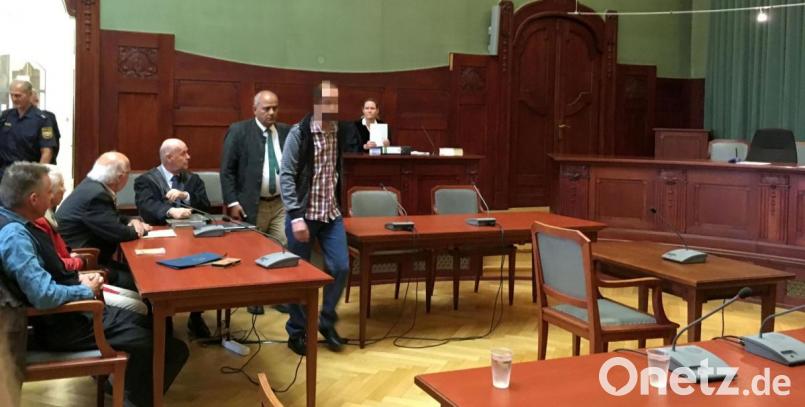 Am Dienstag plädierten (von links) Andreas Lösche, Pfarrer i. R. Johannes Lösche und Nebenklagevertreter Valentin Barth sowie Oberstaatsanwältin Sandra Staade (rechts). Dem Angeklagten folgt Simultanübersetzer Nasrat Nazmy aus Hof. Bild: ca