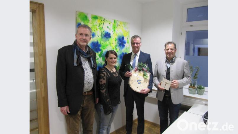 Von links Architekt Michael Dittmann, Bauleiterin Christina Reisinger-Wittmann, übergeben ein modern gesteltetes Hirschauer Wappen an 1.Bürgermeister Hermann Falk und 3.Bürgermeister Peter Leitsoni. Bild: fg