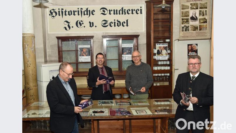 Jürgen Winter, Leiter des Liegenschafts-Referats, Stadtheimatpfleger Markus Lommer, Fördervereinsvorsitzender Peter Geiger und Bürgermeister Michael Göth (von links) freuen sich, dass das Seidel-Anwesen seit Dezember 2019 in städtischem Besitz ist. Bild: ANDREAS ROYER