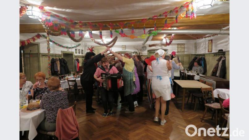 Mit seinem Akkordeon führte Walter Kobel die Polonaise an. Bild: jzk