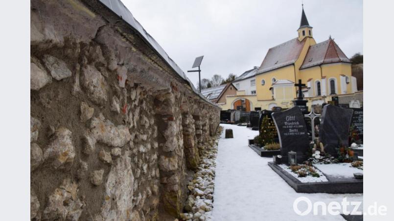 Die Sanierung der Friedhofmauer kommt teurer als geplant, Viele Bauschäden hat man erst trotz Schürfungen und Voruntersuchungen bei der Sanierung entdeckt - so fehlt an einigen Stellen ein Fundament für die Mauer. Die Mehrkosten kommen auf etwa 50 000 Euro. Bild: bö