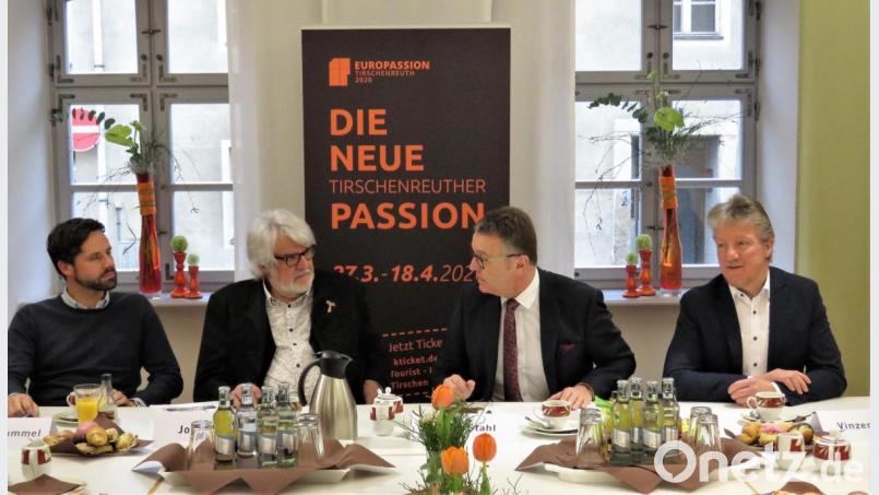 Spielleiter Vinzenz Rahn und Bürgermeister Franz Stahl (von rechts) begrüßten zum offiziellen Auftakt der "Europassion 2020" den Generalsekretär der "Vereinigten Europassion", Josef Lang und den Deutschland-Vertreter, Thomas Hummel (Zweiter von links und links) in Tirschenreuth. Bild: ubb